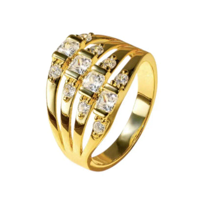 Bague Lyra en plaqué or 14K dressée de face. Structure cage évasée à quatre rangs sertis de zircones blanches sur fond blanc.