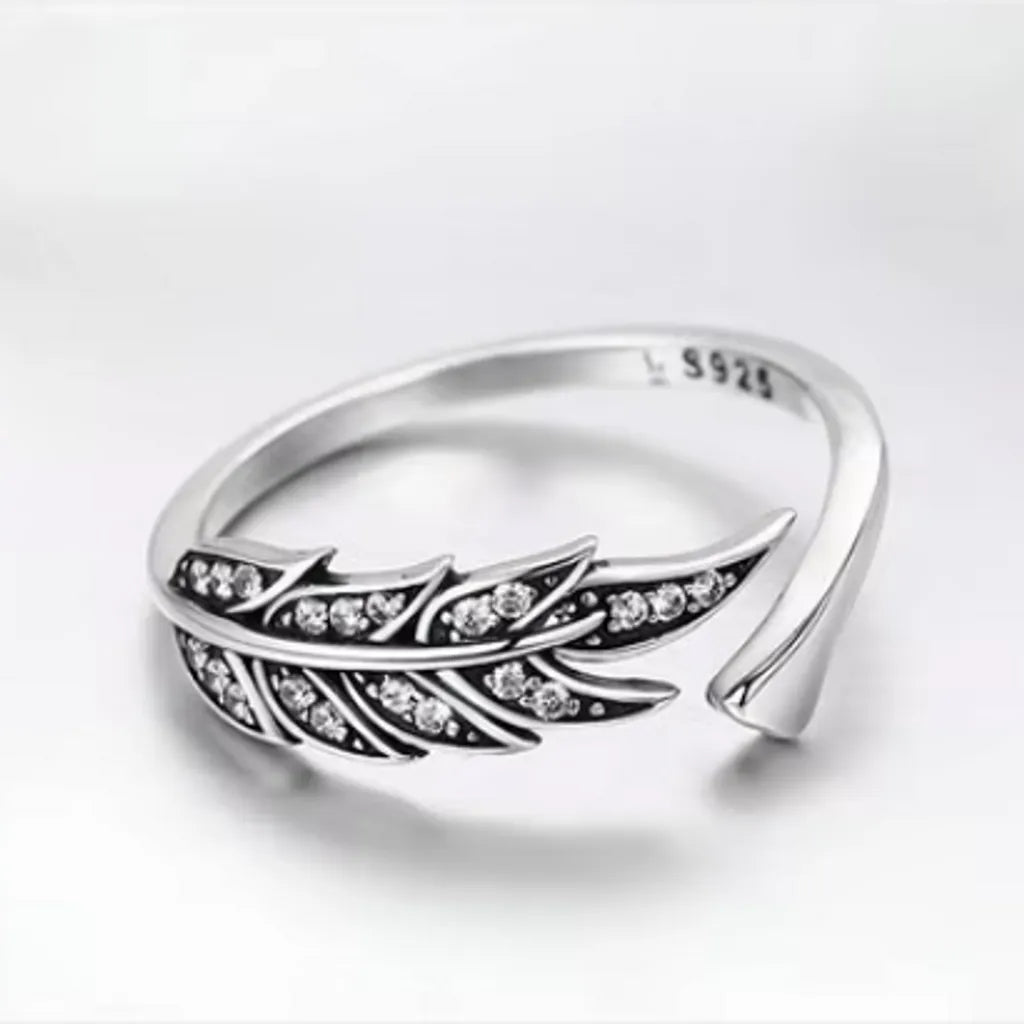 Bague plume Crécerelle en argent 925 sertie de zircones, photographiée en vue de dessus. Le fond blanc immaculé et l’ombre subtile permettent de mettre en relief les détails précis de la plume et l’élégance du sertissage des pierres.