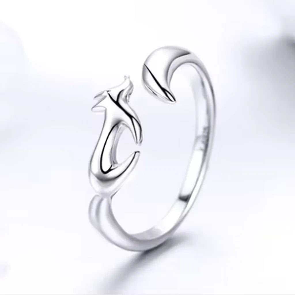 Bague renard en argent 925, design ouvert et délicat, position droite, vue en trois-quarts face, mise en valeur sur un fond blanc avec une ombre douce pour un effet visuel captivant.