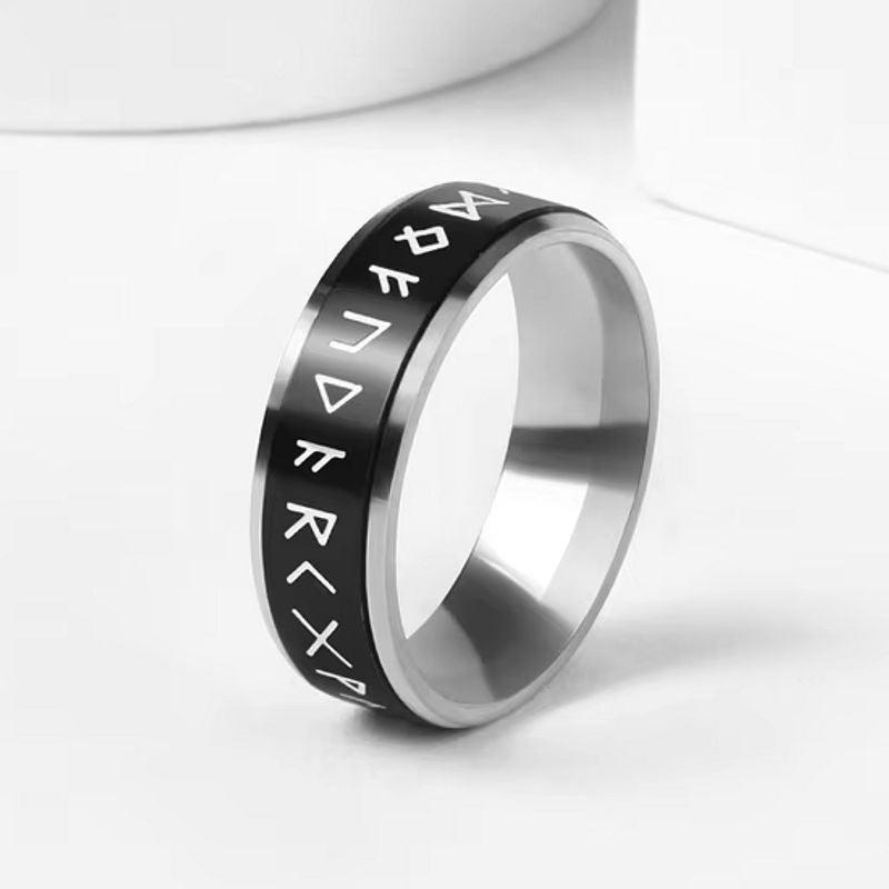 Bague Rune Viking, anneau rotatif en acier inoxydable pour homme, posé droit sur un fond blanc – coloris noir et argent.