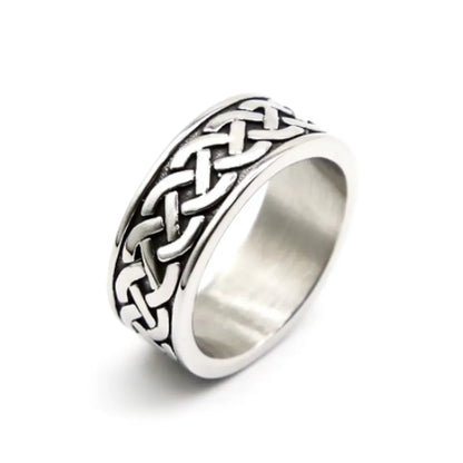 Bague en acier inoxydable ornée d'un motif de nœud entrelacé, offrant un style unique et raffiné - fond blanc.