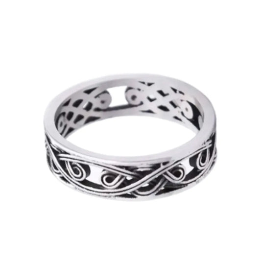 Bague en acier inoxydable argenté avec motif celtique, posée à plat sur fond blanc, mettant en valeur son design ajouré et son style viking.