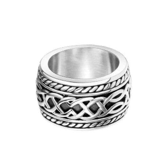 Bague viking spirale avec nœuds celtiques pour homme en acier inoxydable posée à plat sur un fond blanc – coloris argent.