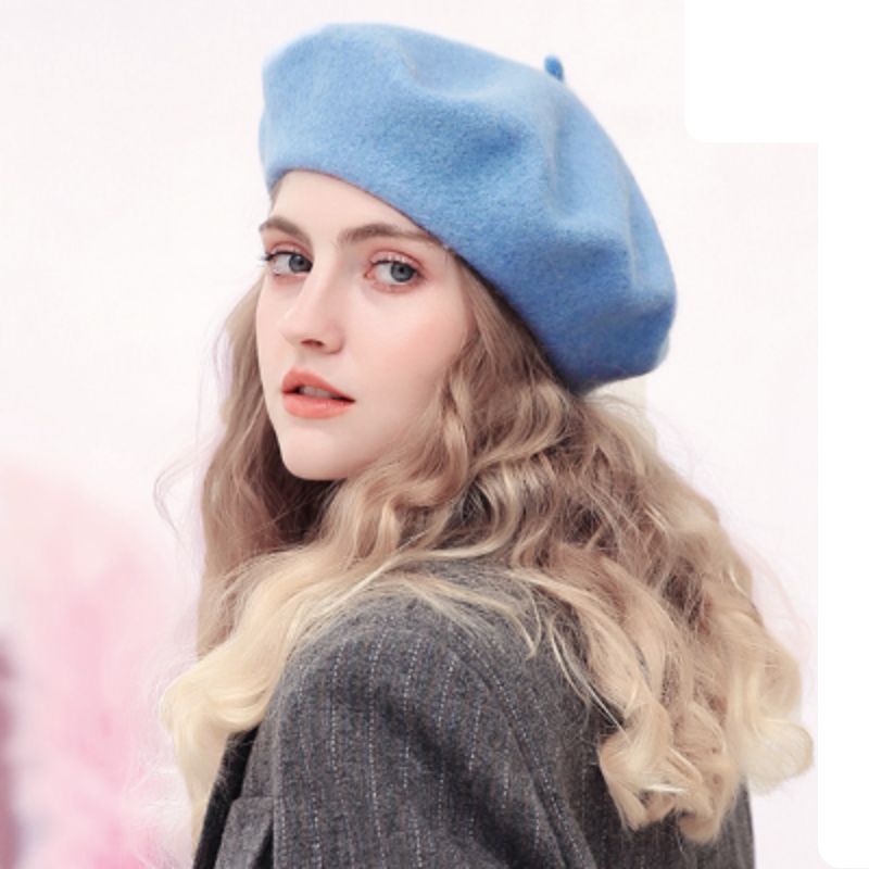 Béret Classique Braque de style français posé sur la tête d'une jolie jeune fille - béret en feutre de laine - coloris bleu ciel