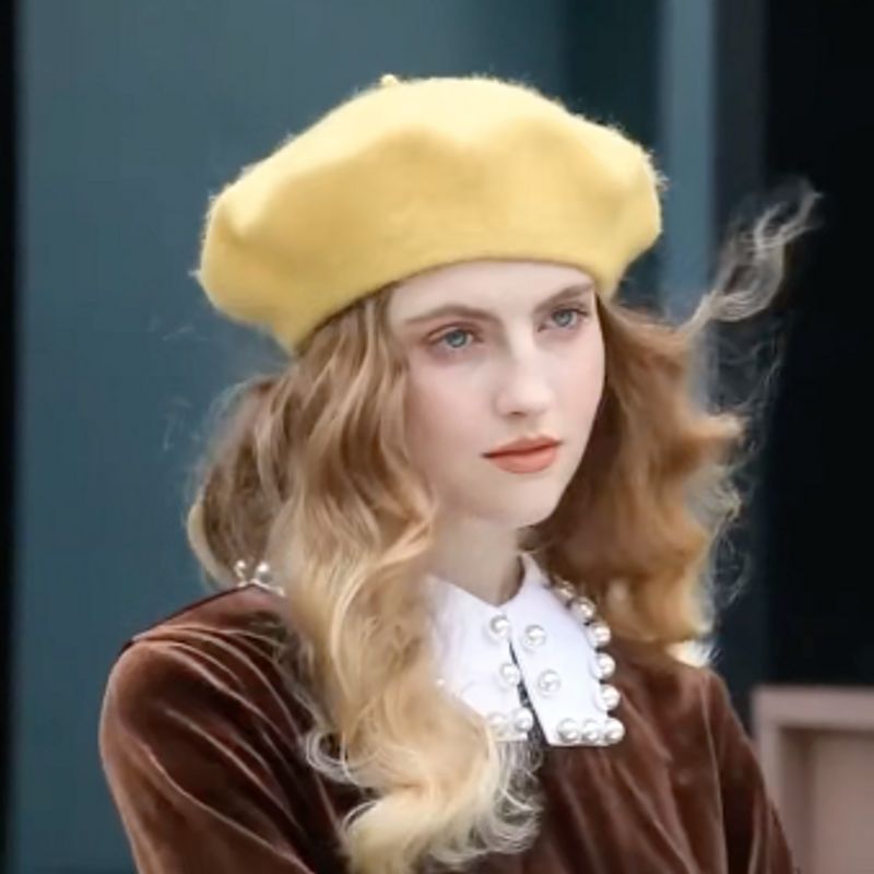 Jeune femme pensive portant un béret classique Braque de style traditionnel français en feutre de laine - coloris jaune