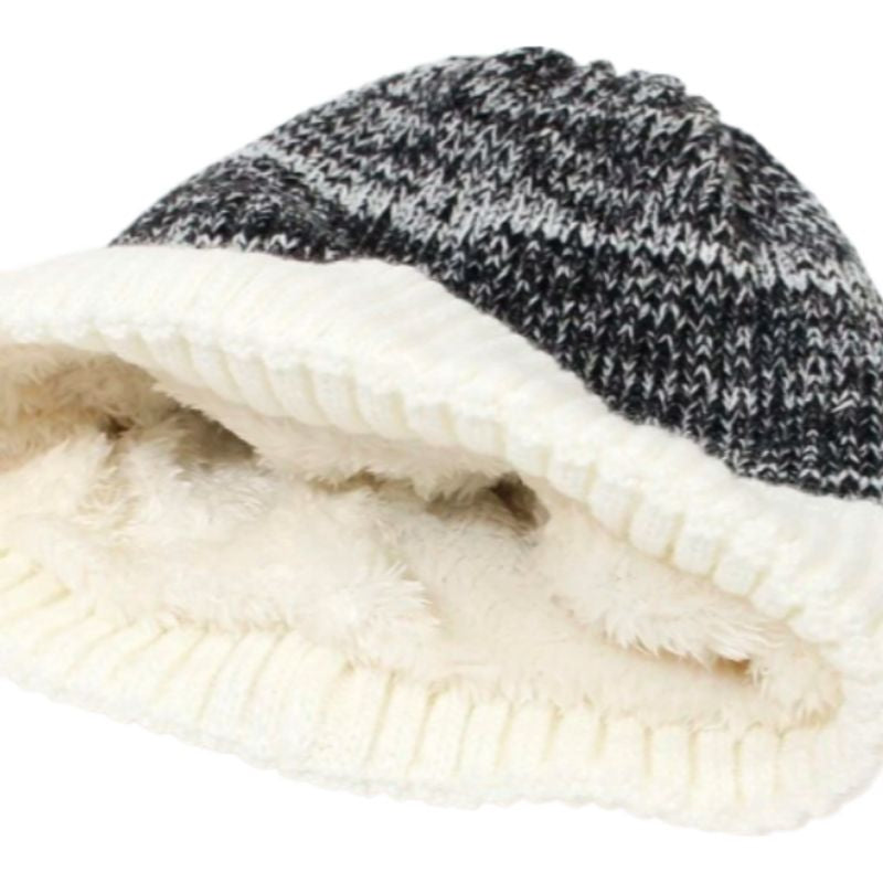 Vue en gros plan de la doublure en peluche blanche du bonnet Aspen bicolore noir et blanc - confort : chaud, doux et ajustable
