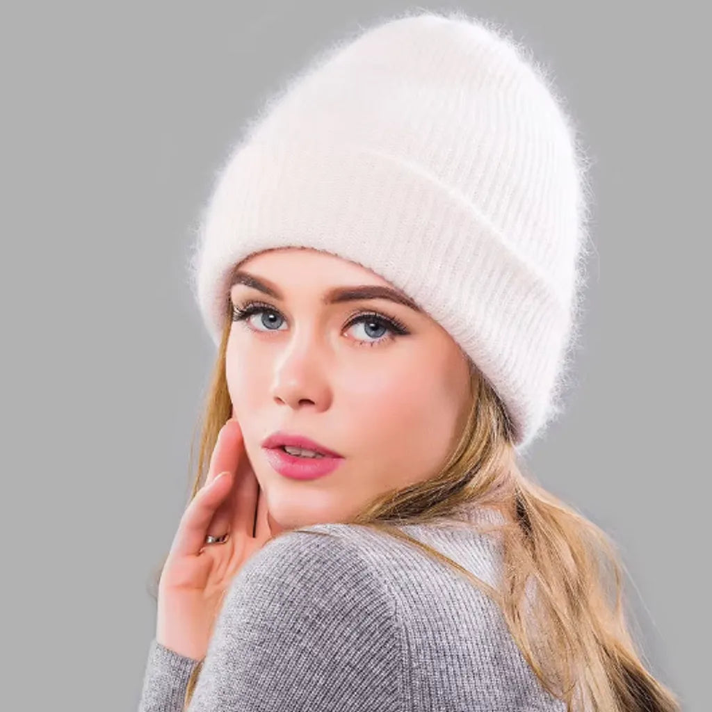 Bonnet Aussois casual cool en laine mélangée, angora et acrylique sur la tête blonde d'une jolie mannequin  – couleur blanc.