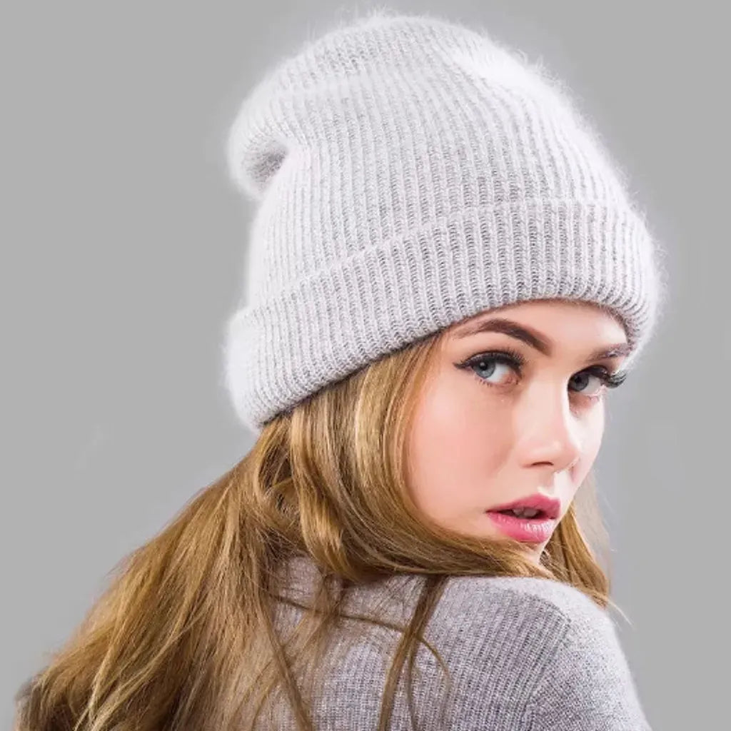 Bonnet Aussois casual cool en laine mélangée, angora et acrylique sur la tête blonde d'une jolie mannequin  – couleur gris clair.