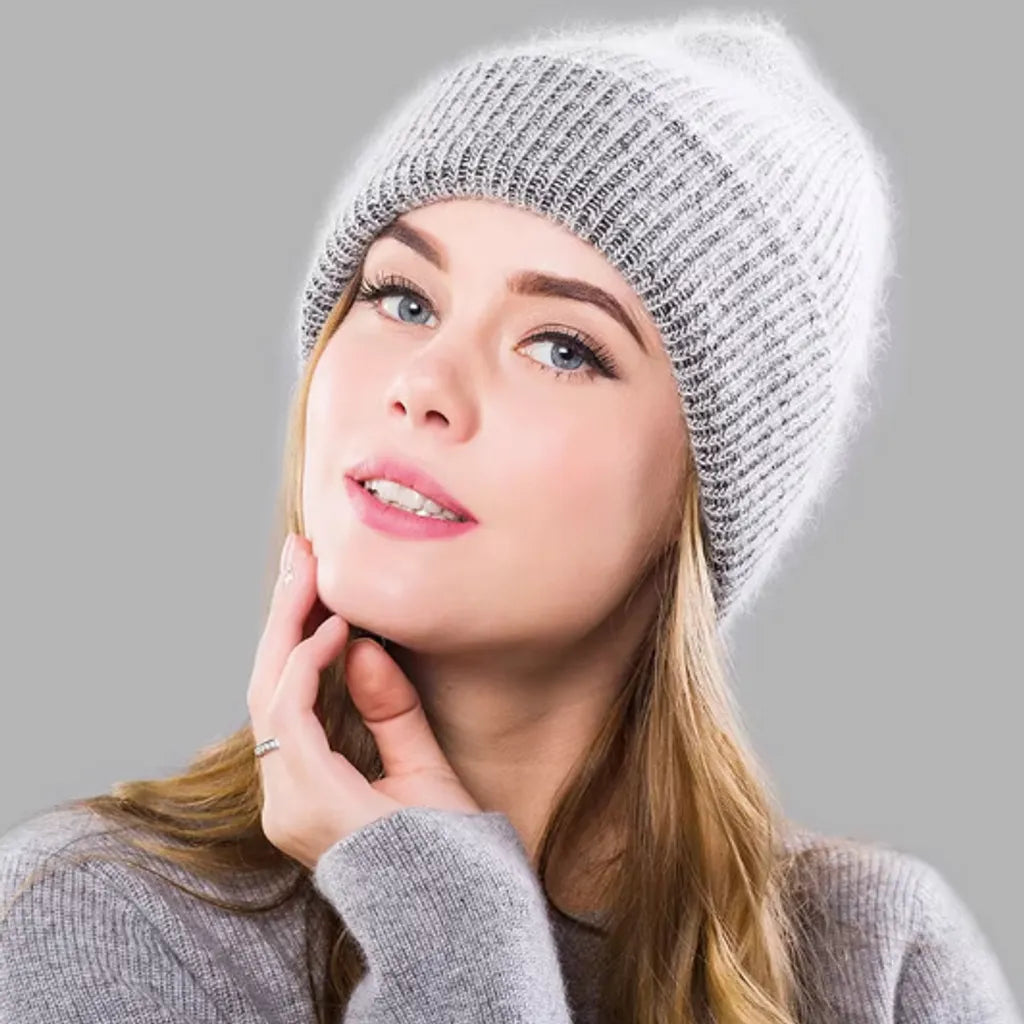 Bonnet Aussois casual cool en laine mélangée, angora et acrylique sur la tête blonde d'une jolie mannequin  – couleur gris.