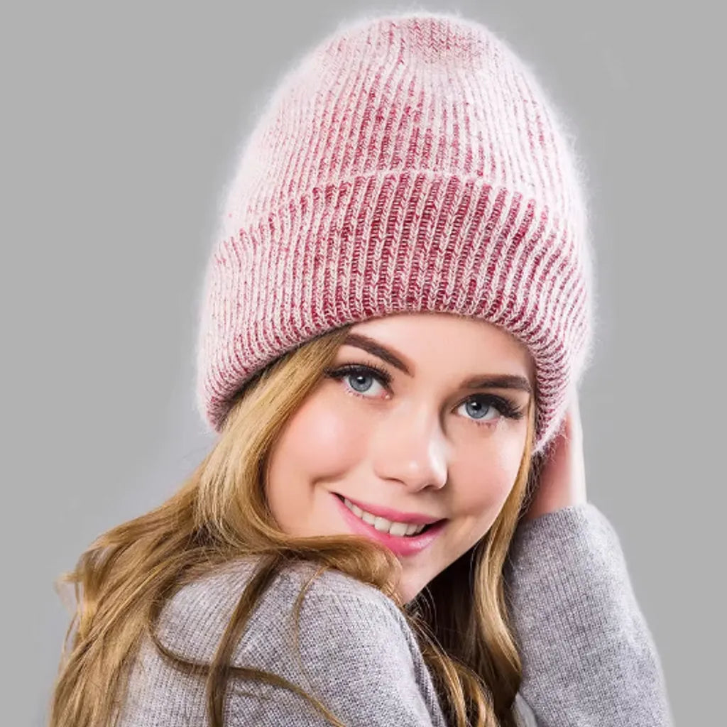 Bonnet Aussois casual cool en laine mélangée, angora et acrylique sur la tête blonde d'une jolie mannequin  – couleur rouge.