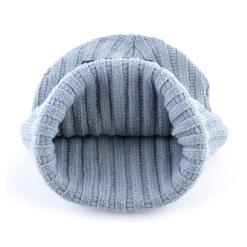 Vue de l'intérieur douillet et chaud d'un bonnet Loup tricoté en laine acrylique - couleur gris-bleu - genre unisexe