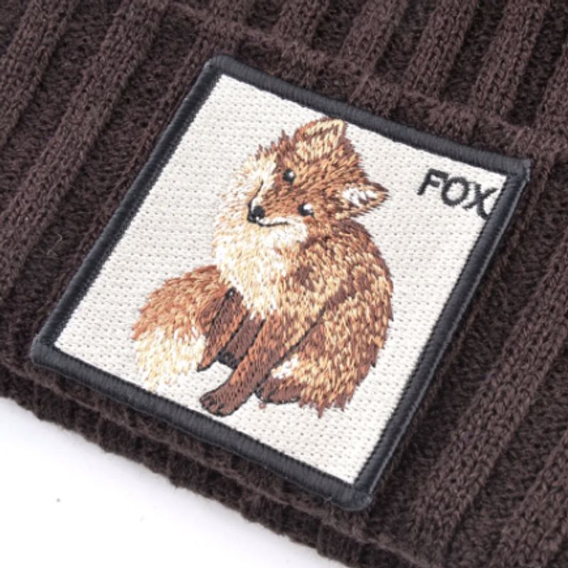 Ecusson carré Fox représentant un renard plaqué sur le revers de ce bonnet unisexe en laine acrylique de couleur marron