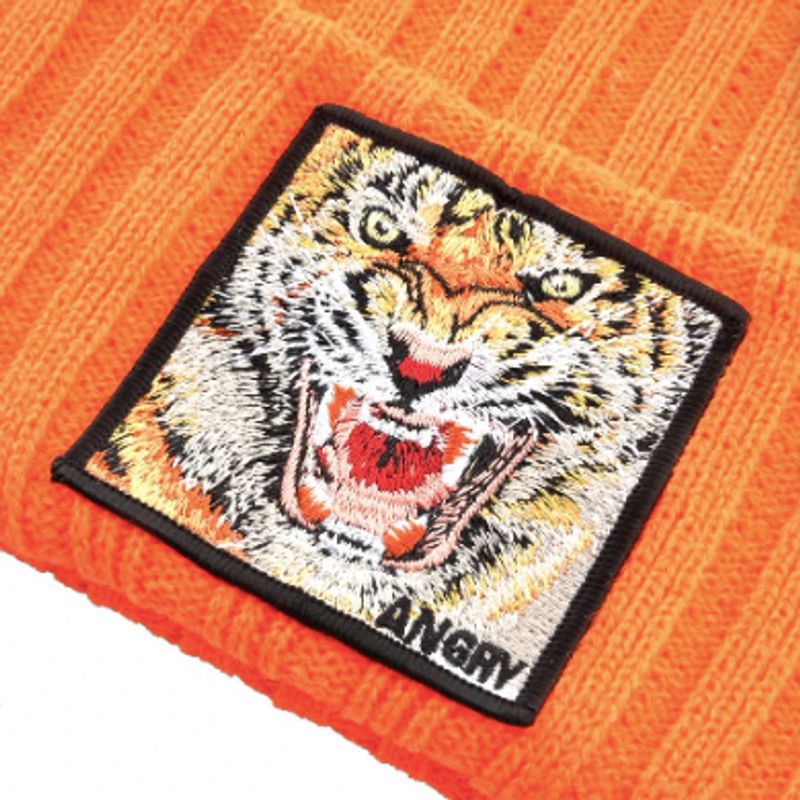 Vu sur l'écusson carré représentant un tigre féroce à l'inscription Angry du bonnet Tigre en laine acrylique - couleur orange