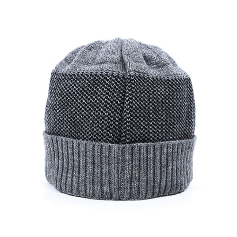 Bonnet tricoté fin en laine et coton vu de derrière, bonnet gris idéal pour les sport de plein air l'hiver