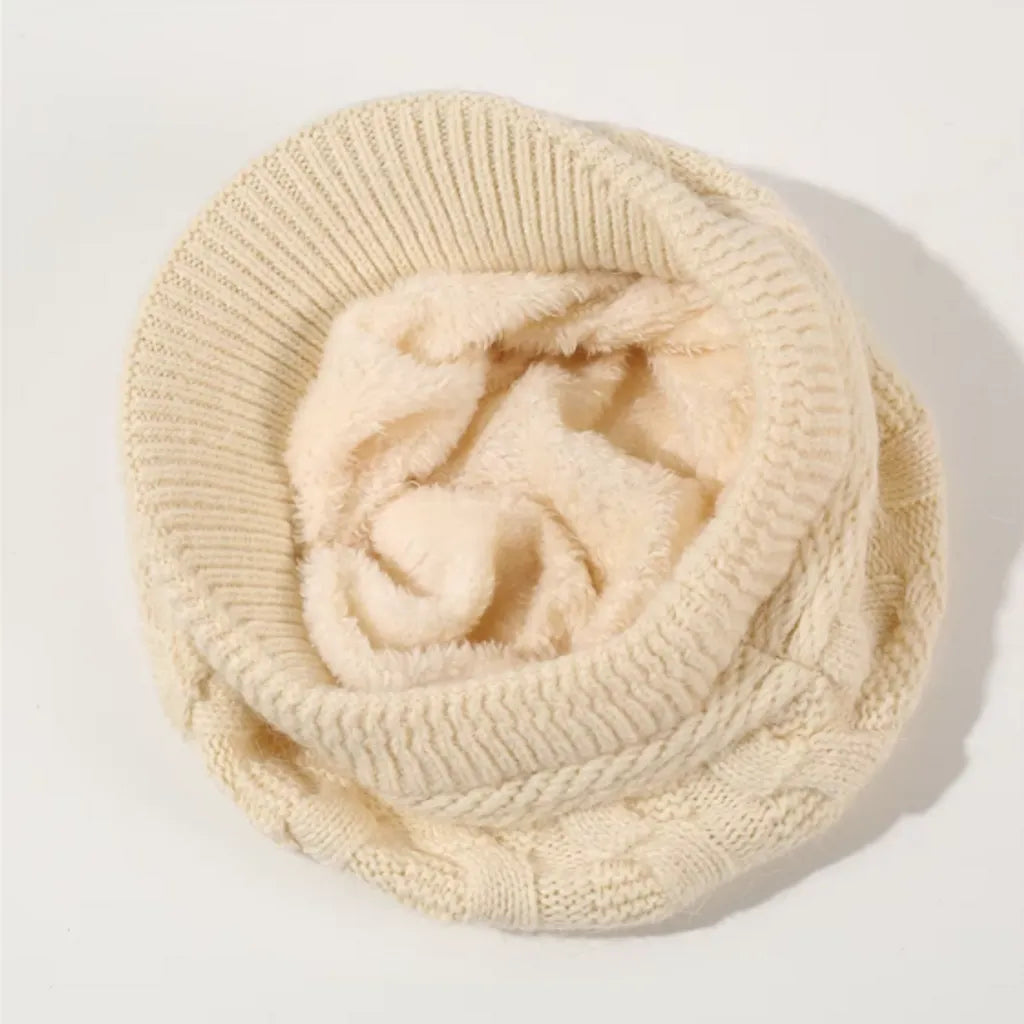 Vue intérieure du bonnet pour femme avec visière, modèle Ashley, présentant une doublure en peluche douce et chaude. Coloris beige timone, conçu pour un confort optimal en hiver.