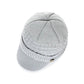 Prise de vue du haut hexagone d'un bonnet à visière Calgari tricoté avec une laine de qualité en acrylique - couleur gris clair