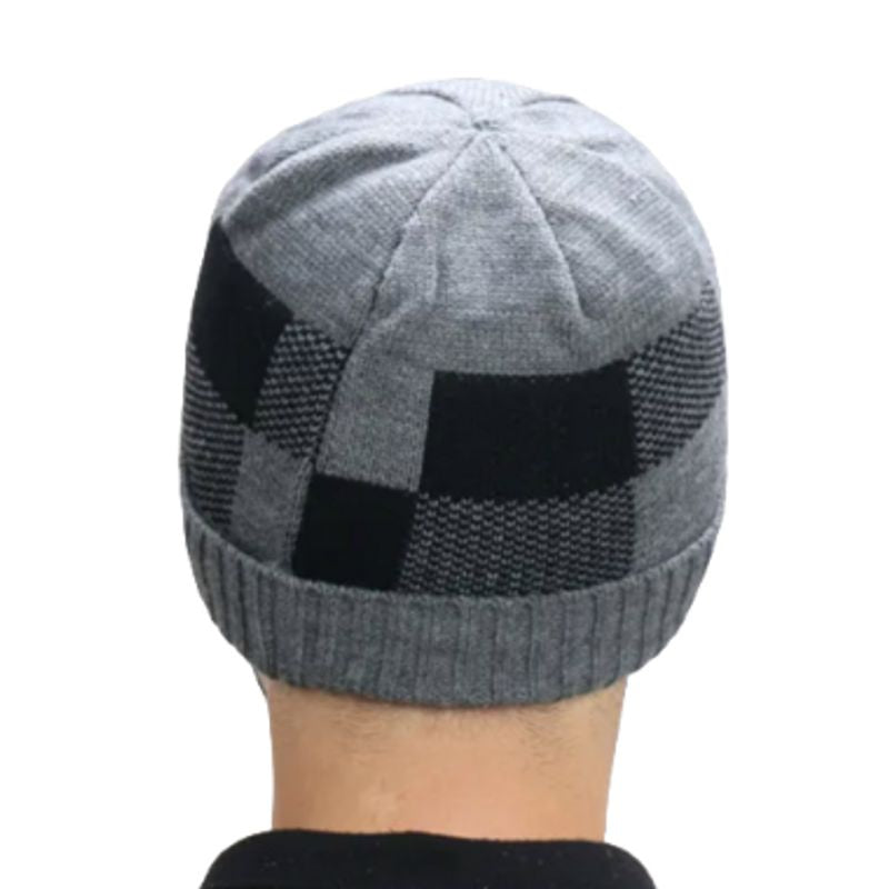 Bonnet à carreaux Nagano en laine acrylique sur la tête d'un homme vu de dos - couleur gris et noir