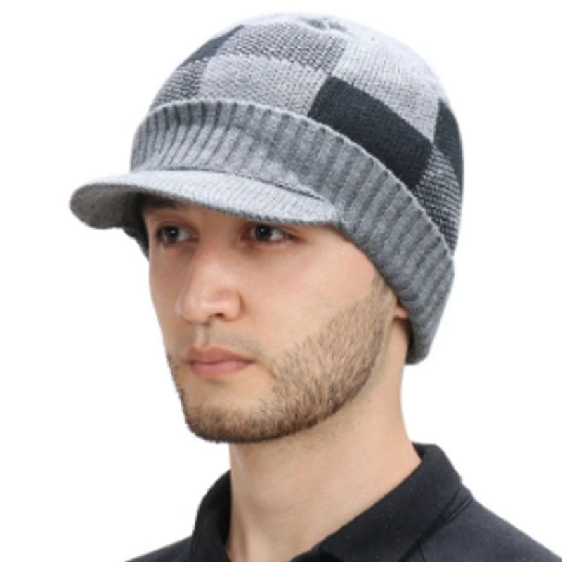 Bonnet Nagano casquette à visière en laine acrylique grise sur la tête d'un homme vu de trois quart face