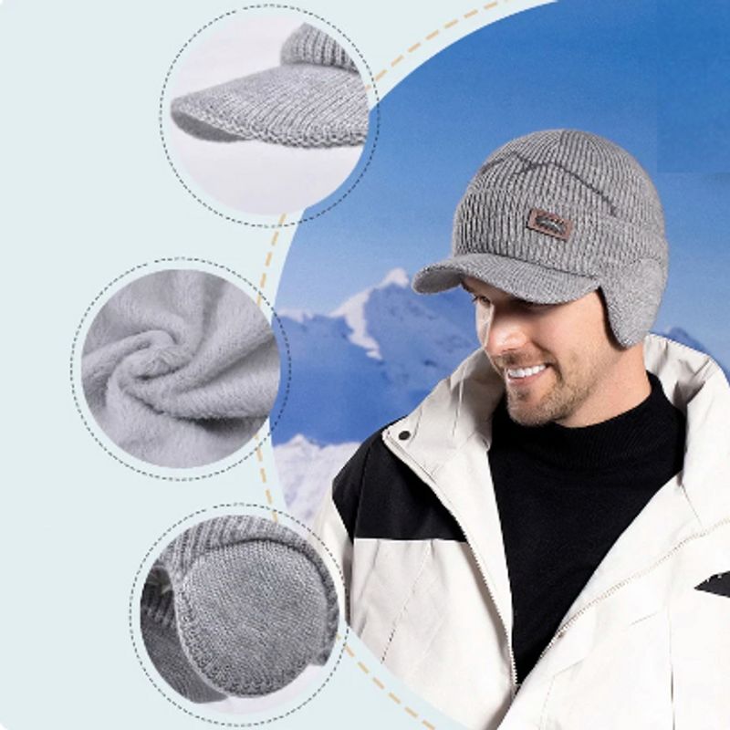 Vue sur le bonnet à visière Cortina porté avec élégance sur la tête d'un homme au joli sourire, trois gros plan sur le côté gauche montrent les trois principaux atouts de ce couvre-chef - La visière incurvée, la doublure douce en polaire et le cache-oreilles chaud en laine acrylique.