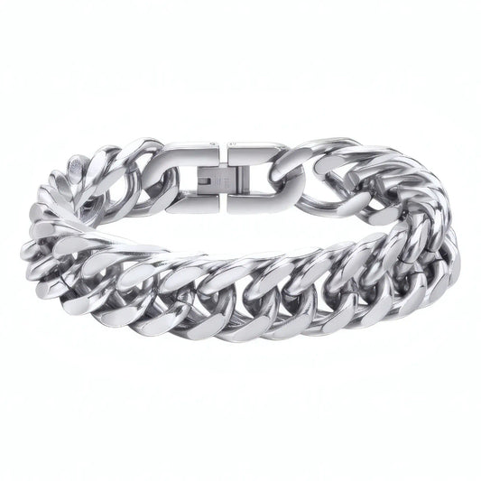 Bracelet maille cubaine 15 mm en acier inoxydable poli sur fond blanc neutre