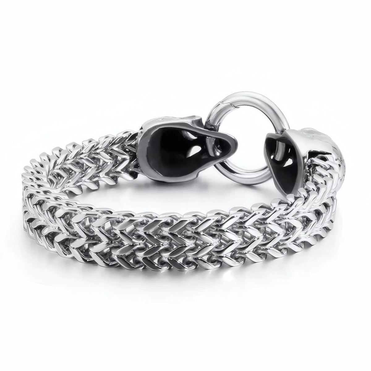 Bracelet fermé en acier posé sur l'épaisseur de la maille double renard montrant le revers des têtes de mort Calavera.