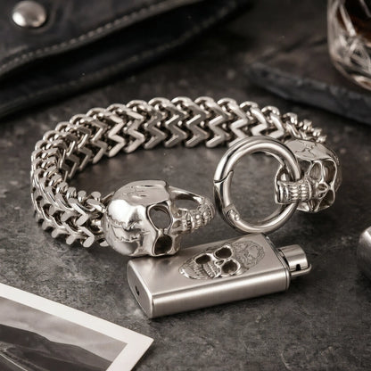 Bracelet acier en maille double renard avec têtes de mort Calavera et briquet posé dans un univers rock.