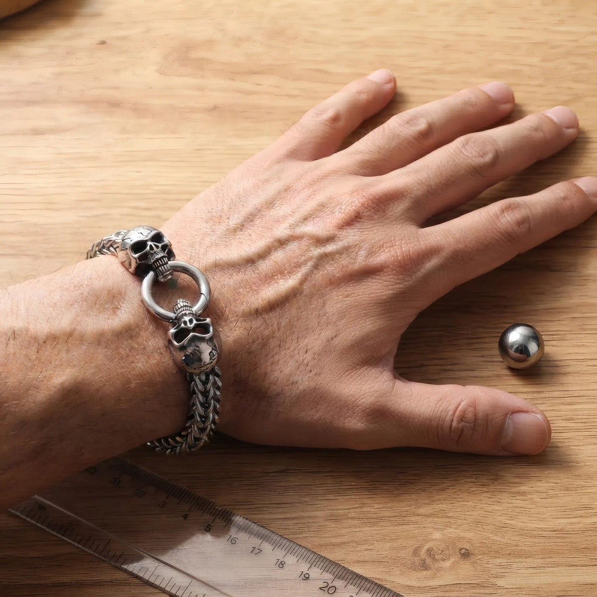 Bracelet en acier en maille double renard avec têtes de mort Calavera porté, vue main entière.
