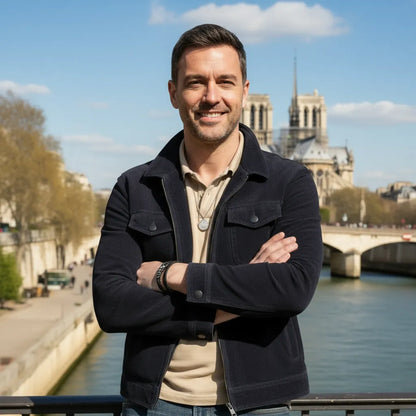 Assurance et symbolisme. Le bracelet Aegis croix latine en acier au poignet droit d'un homme, évoquant une foi discrète et une force intérieure.