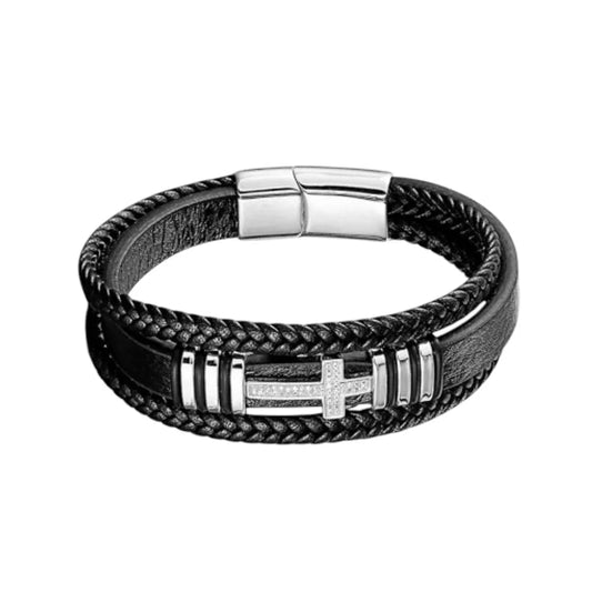 Packshot fond blanc. Le bracelet Aegis cuir noir multi-rangs avec Croix Latine et motifs rectangulaires en acier argenté poli. Un symbole de protection.