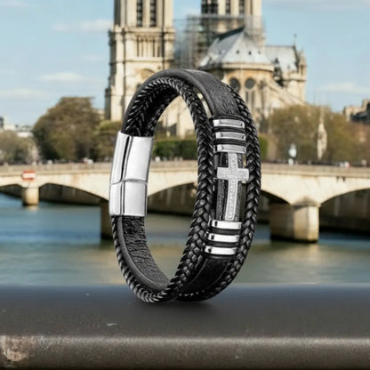 Architecture sacrée. Le bracelet Aegis croix latine en équilibre sur la rampe, face à la majesté de Notre-Dame de Paris.