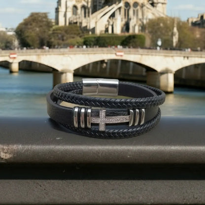 Richesse de matière. Le cuir souple verni noir du bracelet Aegis reflète la lumière face à l'arrière-plan de la cathédrale.