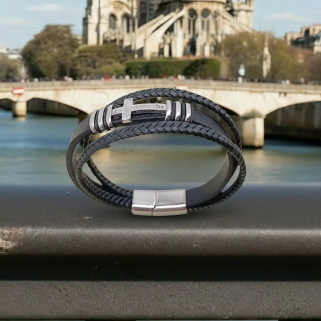 Concentration sur l'ornement. Le fermoir magnétique et les motifs rectangulaires du bracelet Aegis se détachent du pont parisien.