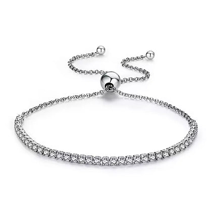 Bracelet Almeria en argent 925 vu de face sur fond blanc, chaîne tennis fine avec boule coulissante ajustable, version argentée épurée.