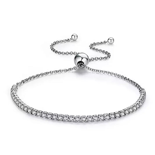 Bracelet Almeria en argent 925 vu de face sur fond blanc, chaîne tennis fine avec boule coulissante ajustable, version argentée épurée.
