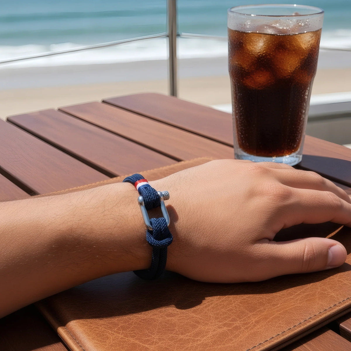 Bracelet Altra en cordon bleu marine porté au poignet, aperçu dimension réelle largeur 8 mm.