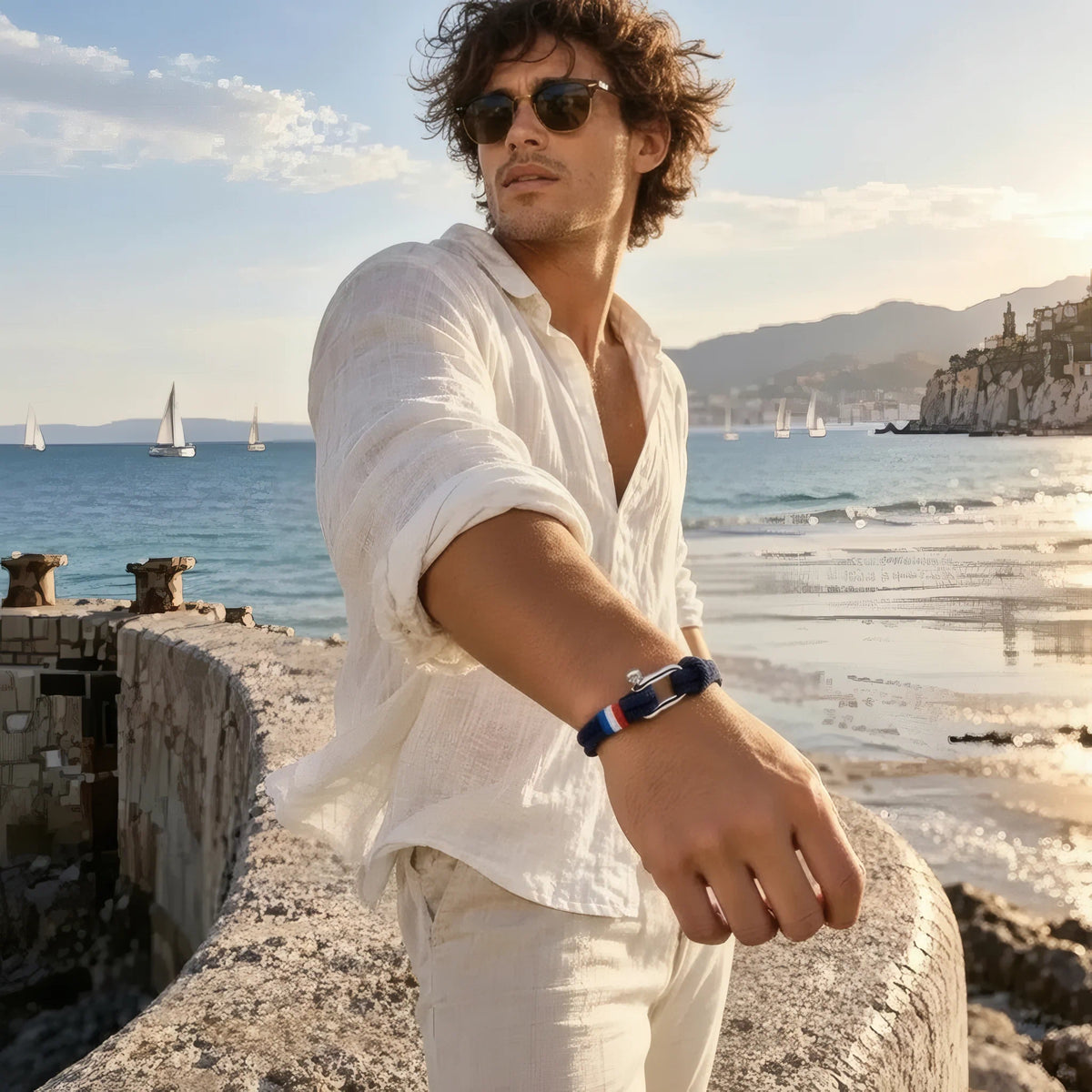 Bracelet Altra bleu marine porté avec une chemise blanche pour homme style marin estival.