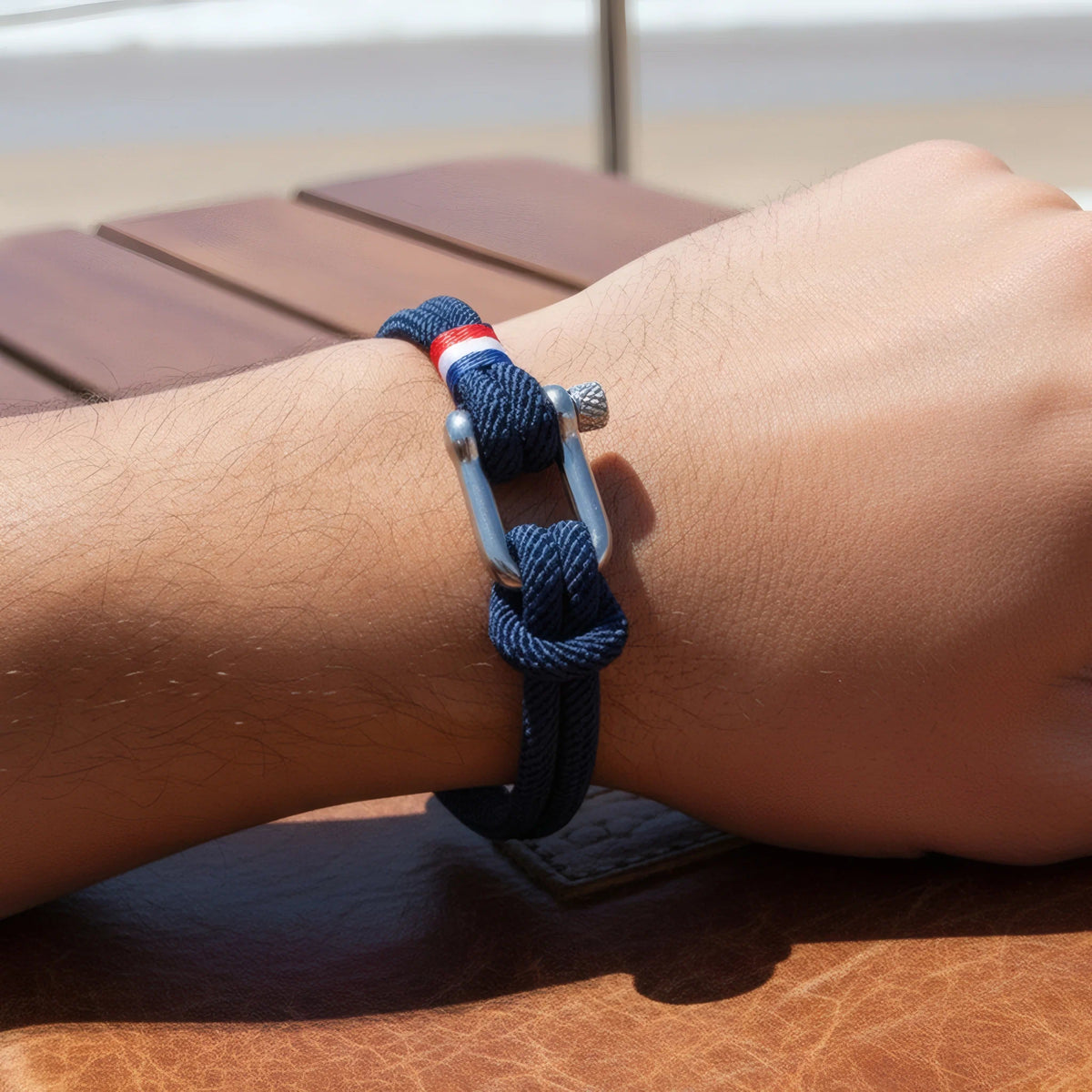 Bracelet Altra en cordon bleu marine double rang ajusté au poignet homme avec manille acier.