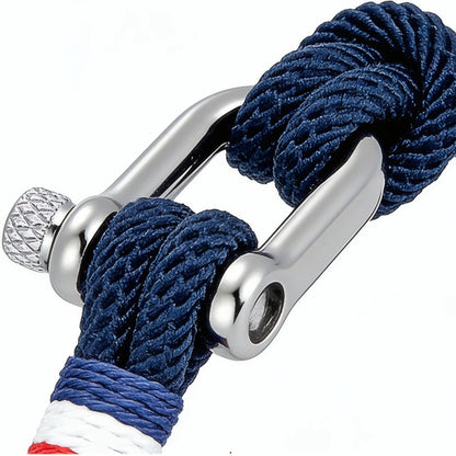 Détail du bracelet Altra montrant la manille en acier et la surliure tricolore tressée.