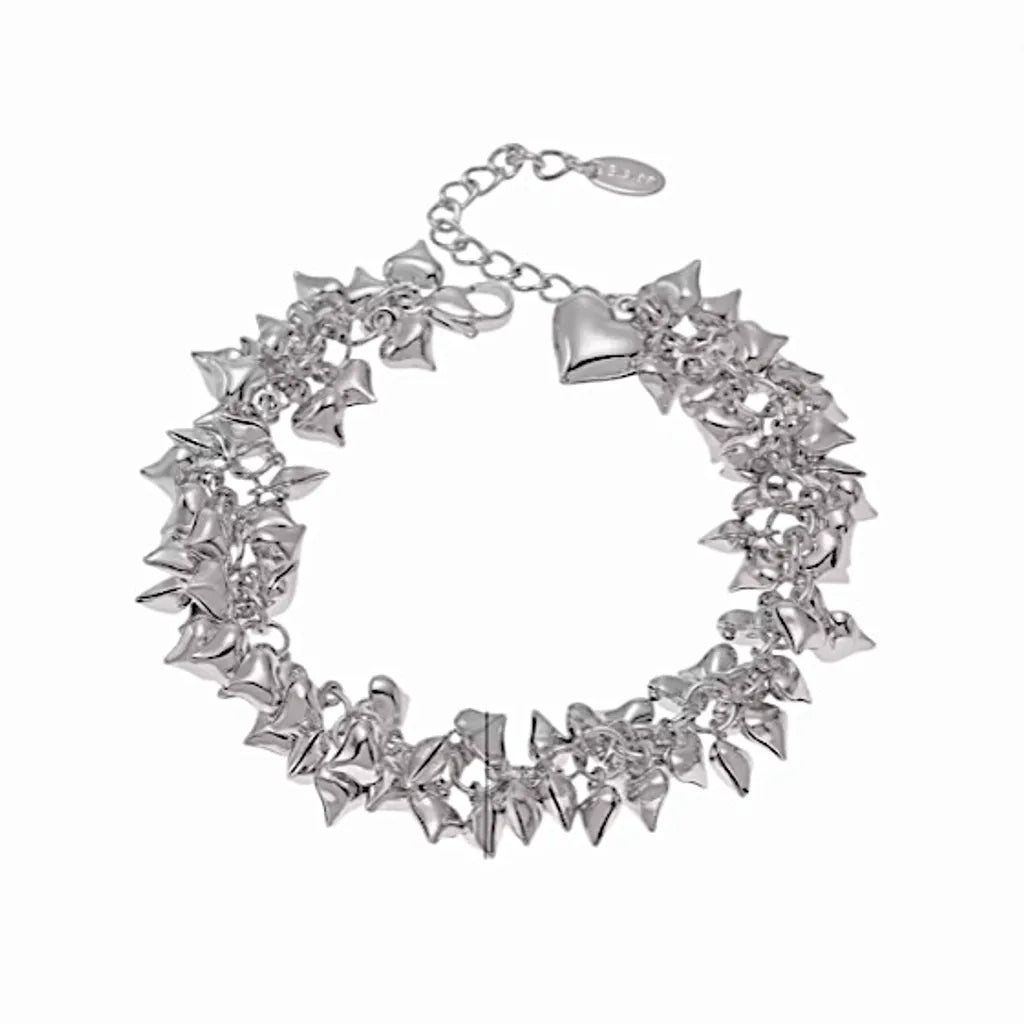 Bracelet argenté Amorina en acier inoxydable avec cœurs brillants, présentation studio ultra-détaillée.