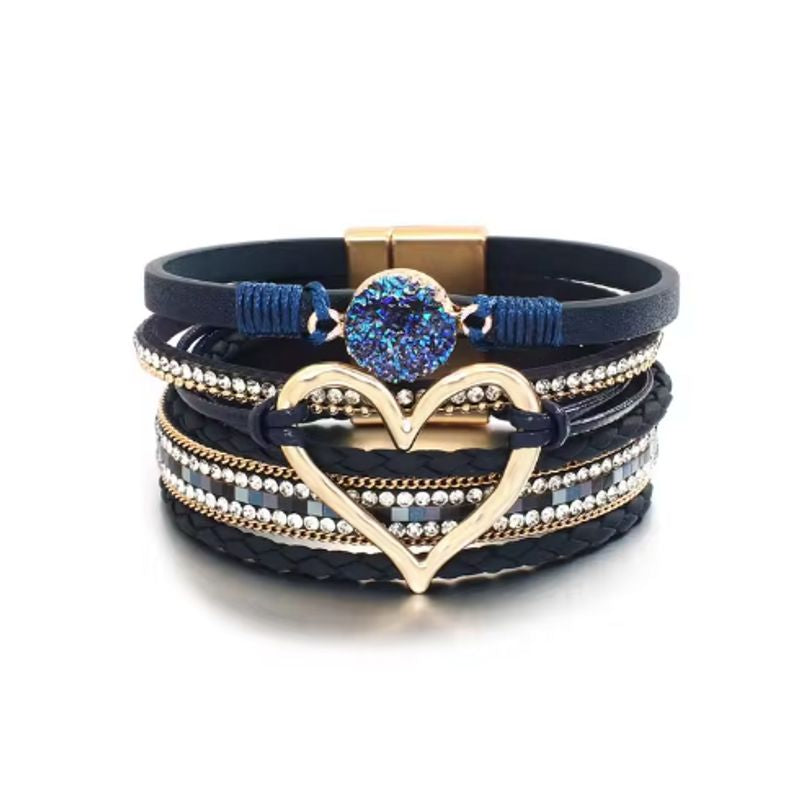 Bracelet amour de cœur, wrap bohème multilanière en cuir PU pour femme avec pierre en résine, cœur ajouré doré, rivière de strass en cristal et fines chaînes en alliage de zinc. Coloris bleu marine.