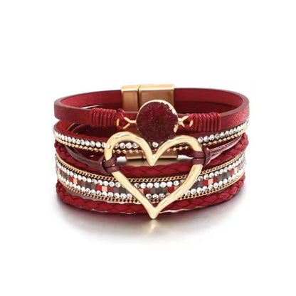 Bracelet amour de cœur, wrap bohème multilanière en cuir PU pour femme avec pierre en résine, cœur ajouré doré, rivière de strass en cristal et fines chaînes en alliage de zinc. Coloris bordeaux.