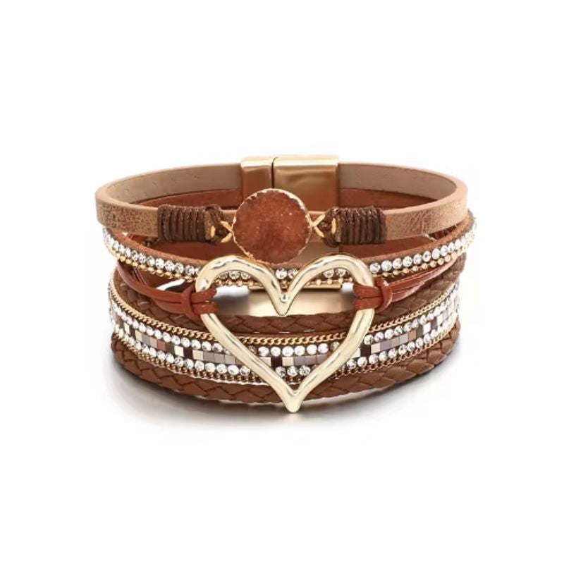 Bracelet amour de cœur, wrap bohème multilanière en cuir PU pour femme avec pierre en résine, cœur ajouré doré, rivière de strass en cristal et fines chaînes en alliage de zinc. Coloris marron.