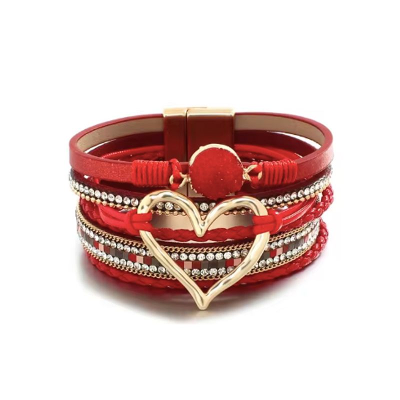 Bracelet amour de cœur, wrap bohème multilanière en cuir PU pour femme avec pierre en résine, cœur ajouré doré, rivière de strass en cristal et fines chaînes en alliage de zinc. Coloris rouge.