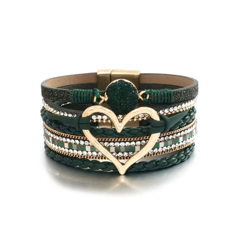 Bracelet amour de cœur, wrap bohème multilanière en cuir PU pour femme avec pierre en résine, cœur ajouré doré, rivière de strass en cristal et fines chaînes en alliage de zinc. Coloris vert.