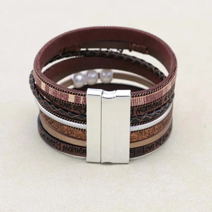 Bracelet arbre de vie multi-rangs en cuir microfibre marron, gros plan, fermoir magnétique argenté.