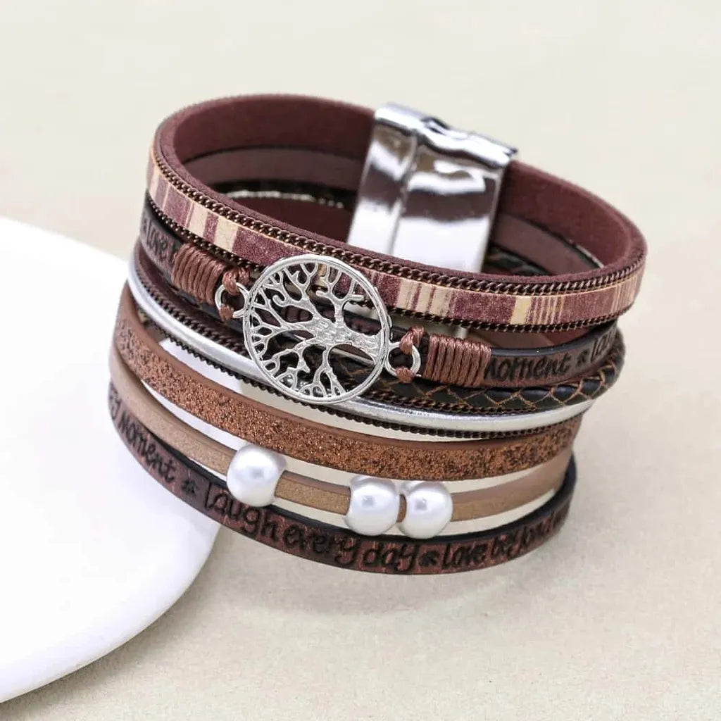 Bracelet arbre de vie multi-rangs en cuir microfibre marron, perles aspect nacre, vue perspective.