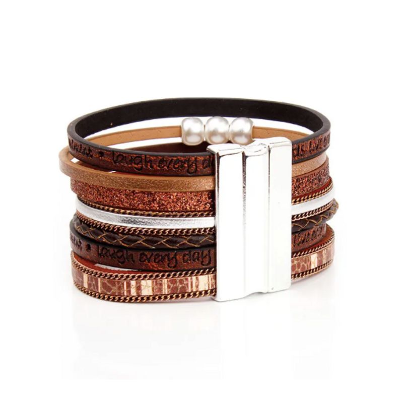 Vue arrière du fermoir magnétique d'un bracelet arbre de vie avec perles pour femme, wrap bohème en cuir PU de couleur marron.