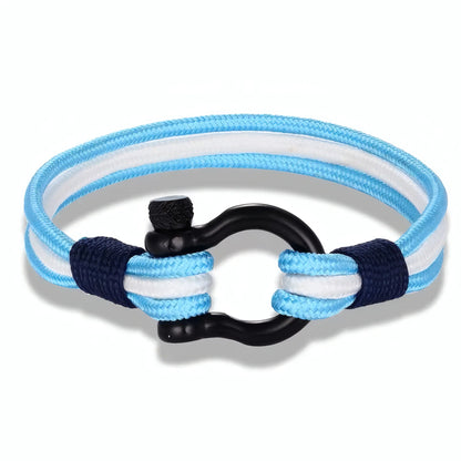 Bracelet Argentine cordon nylon multi-rangs bleu ciel blanc fermoir manille acier noir style Navarch.