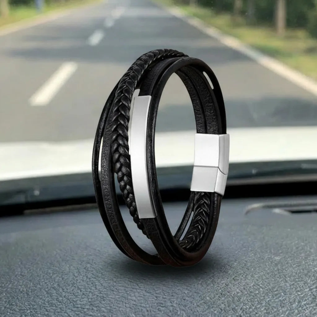 Dynamisme du design. Le bracelet Axis en équilibre, ses cinq lanières et le tube rectangulaire en acier inoxydable incarnent la structure en mouvement sur la route.