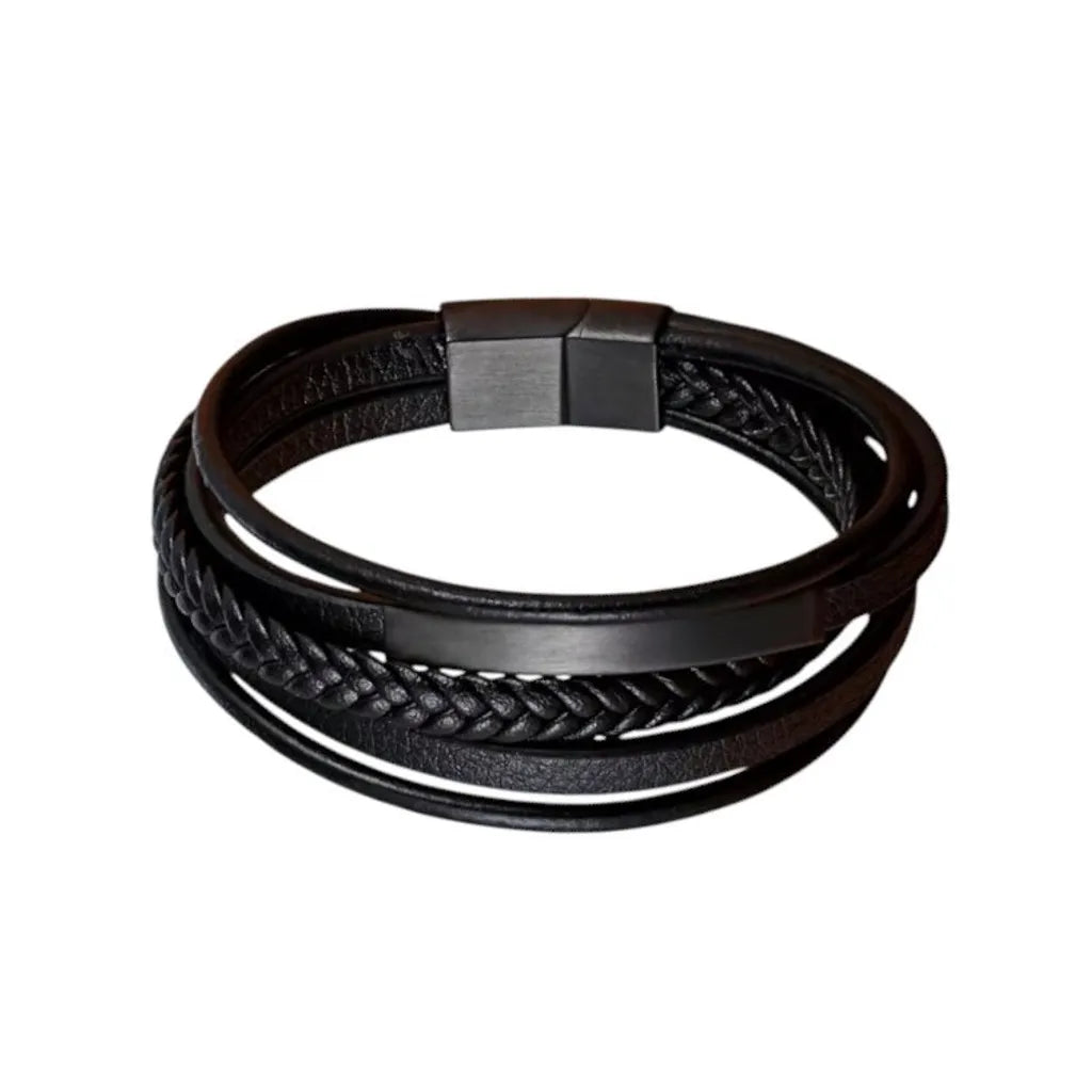 Gros plan contraste. Le bracelet Axis cuir souple noir et ses cinq lanières texturées. Le tube rectangulaire et le fermoir en acier inoxydable noir soulignent la puissance du design.